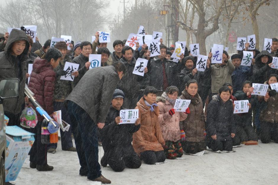 唐山百位农民工跪拜曹雪芹讨薪