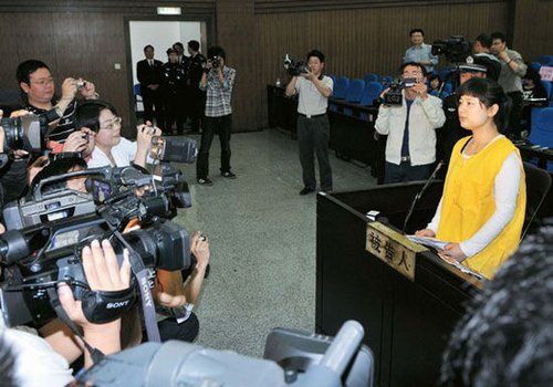 2009 年4 月16 日上午，备受关注的吴英非法集资案在浙江省金华市中级人民法院开庭审理，检察机关指控吴英集资诈骗人民币达3.89 亿余元，近30家媒体及近200 名群众参加庭审。 CFP
