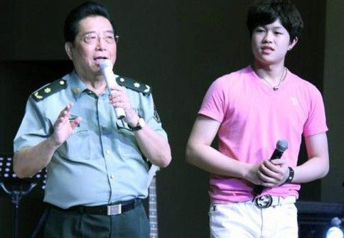 李双江（左）与儿子李天一（右）