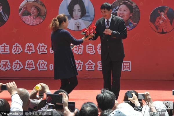 “大衣哥”朱之文演出