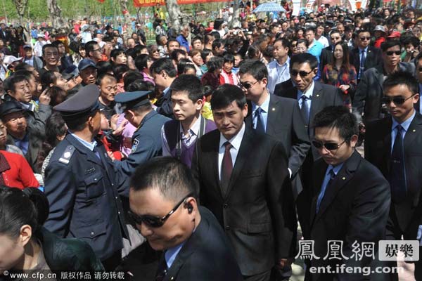 “大衣哥”朱之文出场