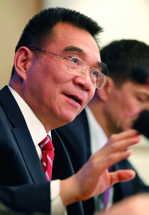 我们应该继续深化市场改革来改善价格信号的准确性，这样才能比较好地利用比较优势和后发优势。而利用比较优势的前提是一个开放的经济，为此我们必须深化开放，充分利用国际、国内两个市场。