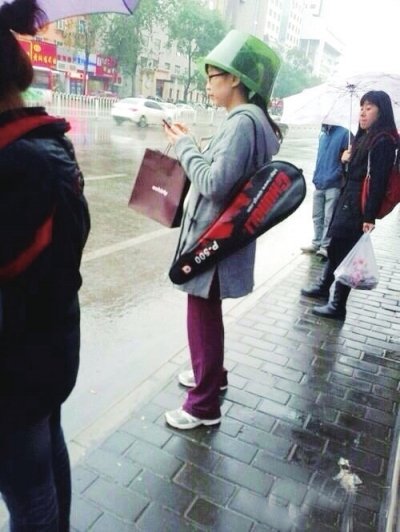 厦门奇葩女头戴脸盆挡雨 头发不湿还能玩手机