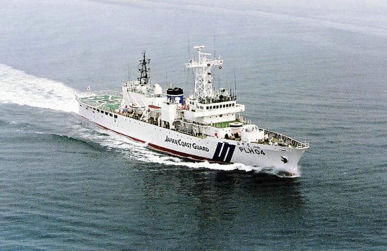 资料图：日本海上保安厅船只跟踪中国海警船。