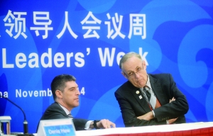 APEC秘书处执行主任Alan Bollard博士（右）、政策支持小组主任Denis Hew博士（左）在吹风会上。