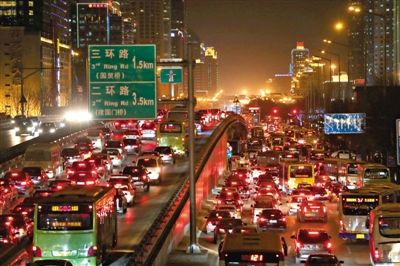 2012年平安夜大望路路口水泄不通，交管部门预计今年平安夜将提前2小时开始“严重拥堵”。新京报资料图片 薛珺 摄