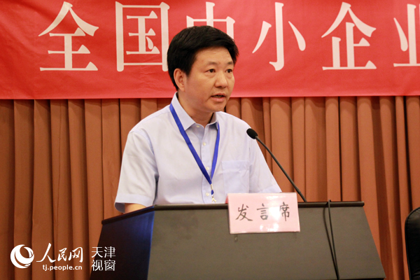 浙江省经信委副主任岳阳介绍工作经验。（摄影：周君）