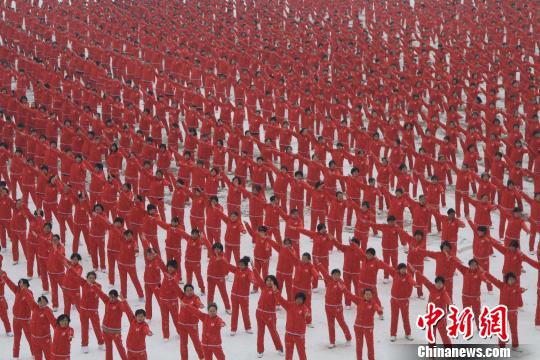 5万大妈齐跳广场舞创下新的吉尼斯世界纪录