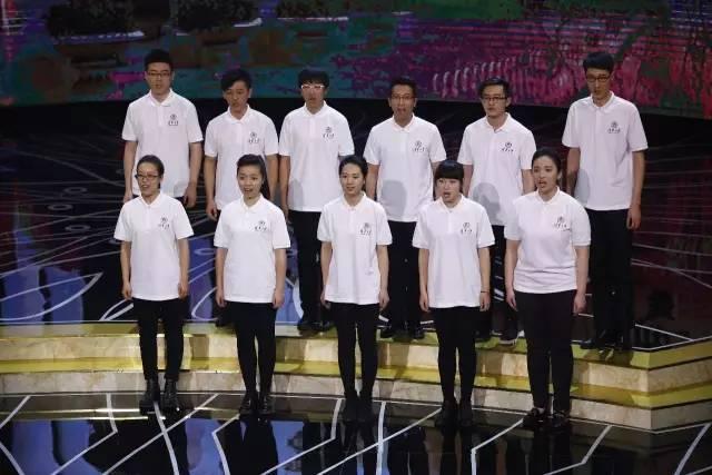 这位90岁老人身价千亿 却每天骑自行车上班